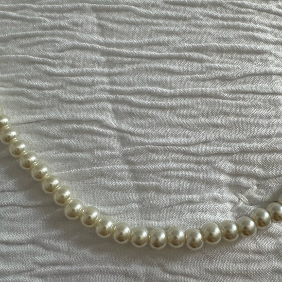 PEARL NECKLACE ⭐️ - Picture 2 of 5